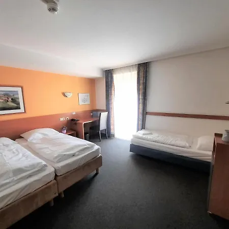 מלון Parkhotel 3*